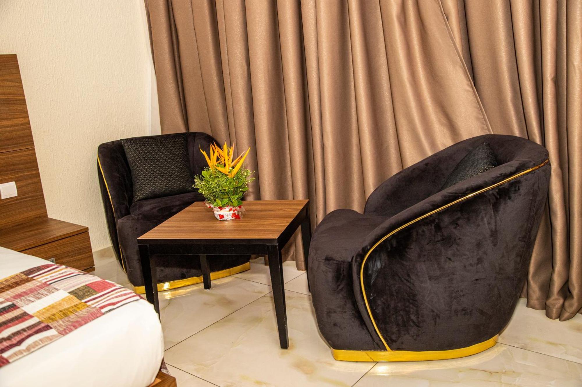 Hôtel Sarakawa Lome Bagian luar foto