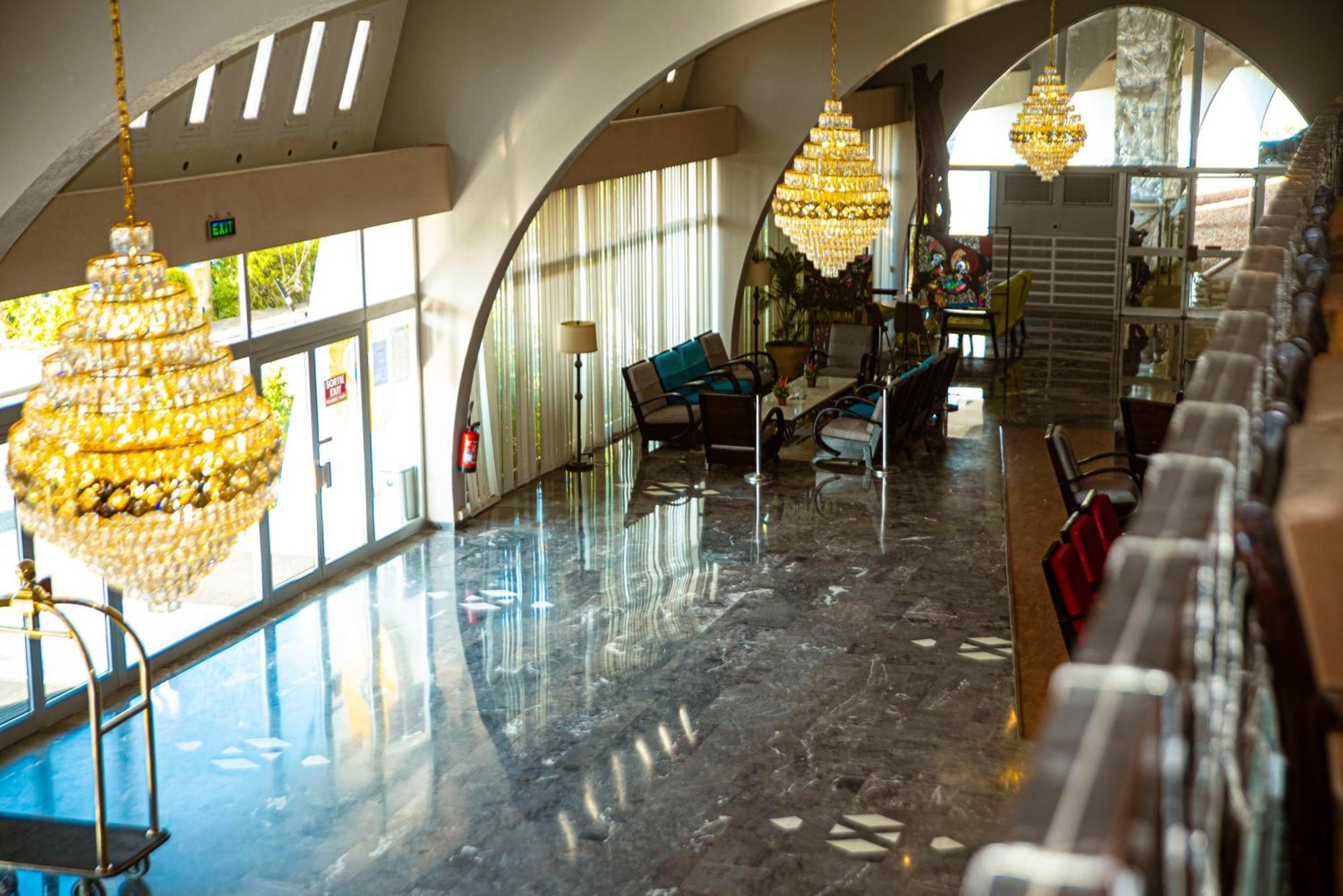 Hôtel Sarakawa Lome Bagian luar foto
